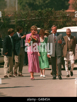 PA NEWS PHOTO 4/3/93 PRINZESSIN DIANA UND SCHWESTER SARAH MCCORQUODALE (LINKS) IM BRITISCHEN GURKHA NEPAL HAUPTQUARTIER WÄHREND IHRES BESUCHS IN NEPAL Stockfoto