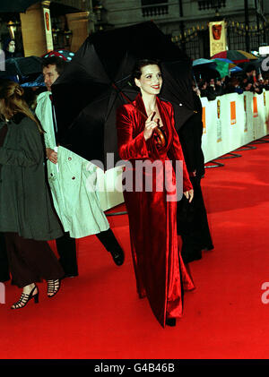 BAFTA Juliette Binoche. Die französische Schauspielerin Juliette Binoche kommt zur 50. BAFTA-Preisverleihung im Grosvenor House Hotel an. Stockfoto