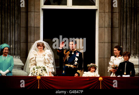 Der Prinz und die Prinzessin von Wales auf dem Balkon des Buckingham Palace, London, an ihrem Hochzeitstag. Stockfoto