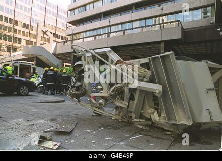 Die Szene, in der die Wiege eines Fensterputzers acht Stockwerke von der Außenseite des Büroblocks der Midland Bank in der Lower Thames Street in der City of London, heute (Weds), stürzte und zwei Männer tötete. Foto vom LONDONER RETTUNGSDIENST. Siehe PA Story UNFALLSTATION. Stockfoto