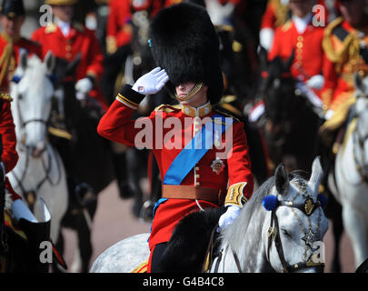 Der Herzog von Cambridge verlässt den Buckingham Palace zu Pferd auf seinem Weg zur Horseguards Parade, um an der Colonel's Review in London teilzunehmen. Stockfoto
