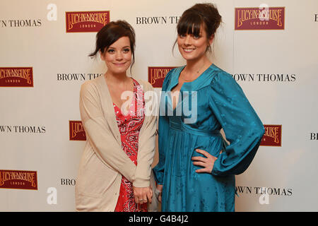 Lily Allen (links) mit ihrer Schwester Sarah Owen (rechts), als sie ihre Lucy in Disguise Kollektion bei Brown Thomas, Dublin, lancieren. Stockfoto