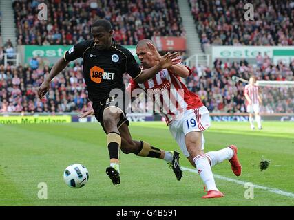 Fußball - Barclays Premier League - Stoke City / Wigan Athletic - Britannia Stadium. Jonathan Walters von Stoke City und Maynor Figueroa von Wigan Athletic (links) kämpfen um den Ball Stockfoto