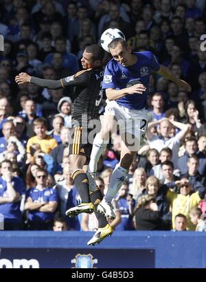 Fußball - Barclays Premier League - Everton gegen Chelsea - Goodison Park. Chelsea's Ashley Cole (links) und Everton's Leon Osman (rechts) in Aktion Stockfoto