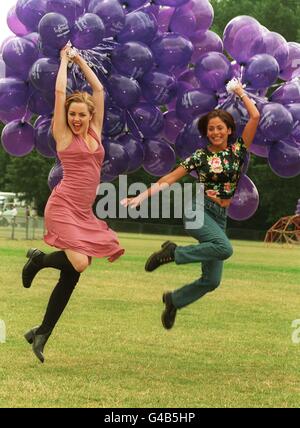 PA-NEWS-FOTO-16.07.95-SCHAUSPIELERIN MELISSA GEORGE UND SÄNGERIN UND SCHAUSPIELERIN NATALIE IMBRUGLIA STARTEN DIE 1995 CADBURY STROLLERTHON IM ZENTRUM VON LONDON. EINE 10 MEILE GESPONSERT FÜR EIN KLEINER SCHRITT FUß UND DIE KINDER-WOHLTÄTIGKEITSORGANISATIONEN ZU RETTEN Stockfoto