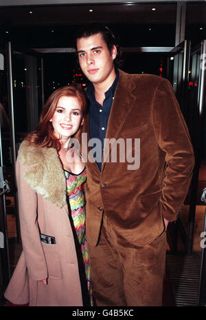 PA-NEWS FOTO: 10.02.97: AUSTRALISCHE SOAP SCHAUSPIELERIN ISLA FISHER UND FREUND ANTHONY DE ROTHSCHILD BEI DER GALA-PREMIERE VON "NIL DURCH DEN MUND" IM ODEON LEICESTER SQUARE. FOTO VON PETER JORDAN. Stockfoto