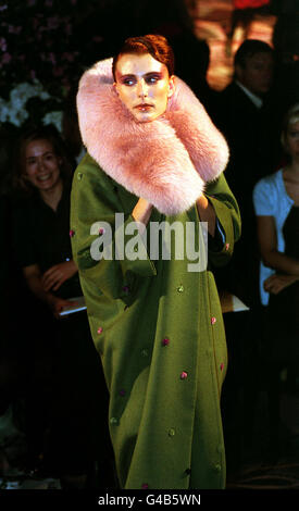 PA NEWS FOTO 22/2/98 EIN MODEL TRÄGT EINEN MANTEL VON DESIGNER TOMASZ STARZEWSKI AUF DER LONDONER FASHION WEEK Stockfoto