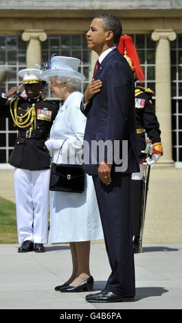 Königin Elizabeth II. Und Präsident der Vereinigten Staaten Barack Obama stehen am ersten Tag des dreitägigen Staatsbesuchs von Präsident Obama in Großbritannien im Garten des Buckingham Palace in London für die US-Nationalhymne.