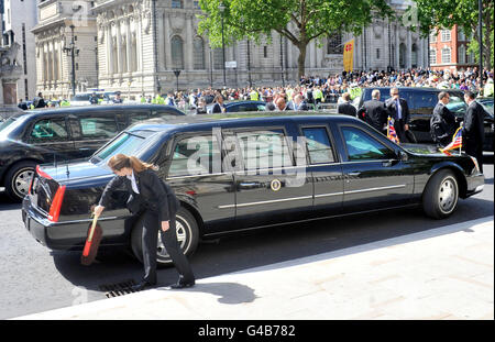 Das Präsidentenauto wird von Mitarbeitern poliert, da US-Präsident Barack Obama und First Lady Michelle Westminster Abbey im Zentrum von London nach einer Tour verlassen, während der Präsident zu einem dreitägigen Staatsbesuch in Großbritannien aufbricht. Stockfoto