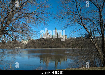 Ansicht des Kanadas Parliament Hill aus über den Ottawa-Fluss Stockfoto