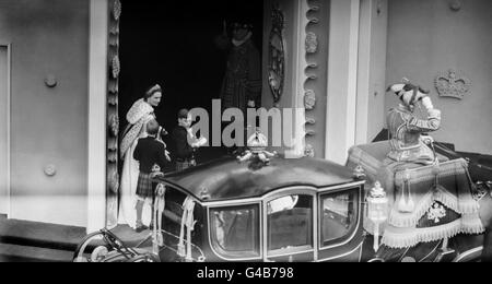 Prinzessin Alice, Herzogin von Gloucester, Ankunft in Westminster Abbey zur Krönung von Königin Elizabeth II. Mit ihr sind Prinz William von Gloucester, rechts, und Prinz Richard von Gloucester, links. Stockfoto