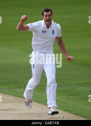 Der englische Chris Tremlett feiert, nachdem er das Dickicht von Sri Lankas Tharanga Paranavitana genommen hat. Stockfoto