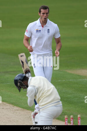 Der englische Chris Tremlett feiert, nachdem er das Dickicht von Sri Lankas Tharanga Paranavitana genommen hat. Stockfoto