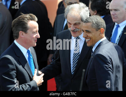 Am zweiten Tag des G8-Gipfels in Deauville, Frankreich, sagte Premierminister David Cameron zu US-Präsident Barack Obama und amtierendem IWF-Generaldirektor John Lipsky Auf Wiedersehen. Stockfoto