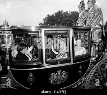 Die Herzogin von Kent, begleitet von ihrer Tochter Prinzessin Alexandra, fährt vom Buckingham Palace zur Westminster Abbey zur Krönung von Königin Elizabeth II Stockfoto