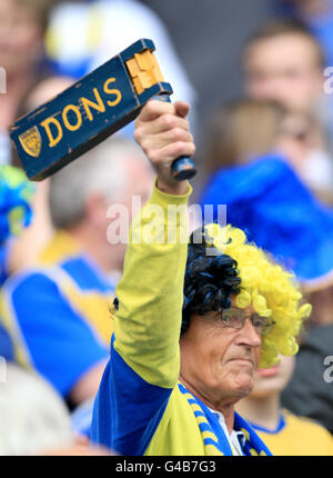Fußball - Blue Square Premier League - Play-Off-Finale - AFC Wimbledon gegen Luton Town - City of Manchester Stadium. Ein AFC Wimbledon-Fan auf der Tribüne Stockfoto