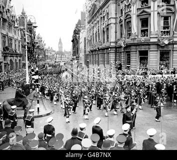 Eine Pfeifengruppe, die sich aus schottischen, irischen, Gurkhas und indischen Truppen zusammengeschlossen hatte, sah das Charing Cross in der State Prozession passieren, als die Königin von ihrer Krönung in Westminster Abbey zurückkehrte. Stockfoto