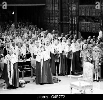 Reihen von Gleichaltrigen in Westminster Abbey während des Krönungsgottes von Königin Elizabeth II. Im Vordergrund, links, der Herzog von Gloucester, persönliche Aide-de-Camp für die Königin, und rechts, der Herzog von Kent. Stockfoto