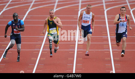 Südafrikas Oscar Pistorius (2. Links) gewinnt die T44 100 Millionen vor dem US-Amerikaner Blake Leeper (links), dem US-Amerikaner David Prince (2. Rechts) und dem Briten Ian Jones (rechts) Stockfoto