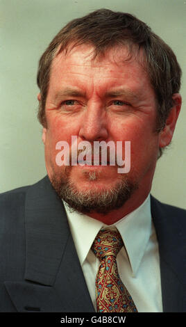 PA-NEWS FOTO-03.04.98 SCHAUSPIELER JOHN NETTLES BEI EINEM FOTOTERMIN IN LONDON FÜR SEINE RÜCKKEHR ZUM FERNSEHEN MIT ALS DCI BARNABY IN EINE GROßE NEUE SERIE VON VIER FUNKTION LÄNGE DRAMEN MIT DEM TITEL "BARNABY" BASIERT AUF DEN ROMANEN VON CAROLINE GRAHAM Stockfoto