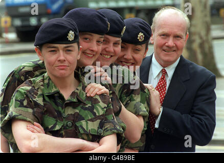 Bundesminister der Streitkräfte John Reid (rechts) mit (von links) Corprals Allison Shields und Emma Lowe, Leutnant, Anna Bower und Sergeant Jane McClintock während einer Fotozelle in London heute (Freitag), um eine 2.5 Millionen Rekrutierungsfahrt zu starten, um mehr Frauen und Angehörige der ethnischen Minderheiten zu ermutigen, der Armee beizutreten. Frauen-Rekruten haben jetzt Anspruch auf 70% der Armeeposten, obwohl sie immer noch von der Front-Infanterie und Panzereinheiten ausgeschlossen sind - eine Position, die derzeit überprüft wird. Foto von Neil Munns/PA. Siehe PA Story VERTEIDIGUNG Rekrutierung Stockfoto