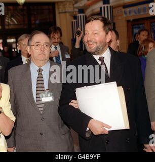 Der Bildungsminister David Blunkett (R) und der Generalsekretär der NUT Doug McAvoy kommen zur jährlichen Konferenz der National Union of Teachers in Blackpool. Stockfoto