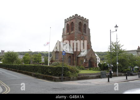 Flaggen am Halbmast in der St. Nichola Tower Chapel and Gardens in Whitehaven, Cumbria, wo heute zum ersten Jahrestag der Schießereien, bei denen der Taxifahrer Derrick Bird 12 Menschen tötete, eine Schweigeminute einläuten wird, bevor er seine Waffe auf sich selbst drehte. Stockfoto