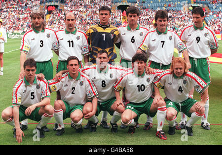 WM 1998 AFP-FOTO Bulgarien (von L nach R, stehend): Trifon Ivanov, Iordan Letchkov, Borislav Miha lov, Zlatko Iankov, Emil Kostanadinov, Luboslav Penev (von L nach R, erste Reihe): Petar Houbtchev, Radostin Kischischev, Hristo Sto chkov, Krassimir Balakov, Ilian Kiriakov AFP/EPA/Attila KISBENEDEK Bulgarie (de G D, Debout): Trifon Ivanov, Ilatha Letchov, Borislav Emil Kostanadinov, Luboslav Penev (de G D, accroupis): Petar Houbtchev, Radostin Kischischev, Hristo Sto chkov, Krassimir Balakov, Ilian Kiriakov AFP/EPA/Attila KISBENEDEK Stockfoto