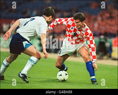 WM 1998 AFP-FOTO der kroatische Stürmer davor Suker (R) wird vom englischen Verteidiger Gary Neville während eines Freundschaftsspiels am 04. April in Wembley (UK) herausgefordert AFP/EPA/Gerry PENNY L'attaquant croate davor Suker (D) tente de dribbler le d fenseur Anglais Gary Neville lor d'un match amical, le 04 avril Wembley (G-B) AFP/EPA/Gerry PENNY Stockfoto