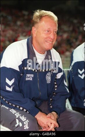 WM 1998 AFP-FOTO Dänemarks Fußballtrainer Bo Johansson lächelt auf der Bank vor dem Spiel seiner Mannschaft gegen Griechenland am 11. November in Athen. AFP/EPA L'entra neu de l' quipe du Danemark, Bo Johansson, sourrit sur le banc avant le d but du match de son quipe contre la Gr ce, le 11 novembre Ath nes. AFP/EPA Stockfoto