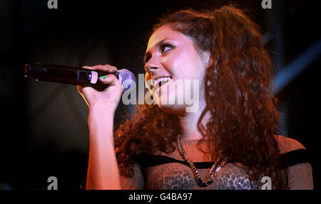 Eliza Doolittle spielt auf der Bühne beim Smooth Radio Love Life, Love Music Event im The Ferry in Glasgow. Stockfoto