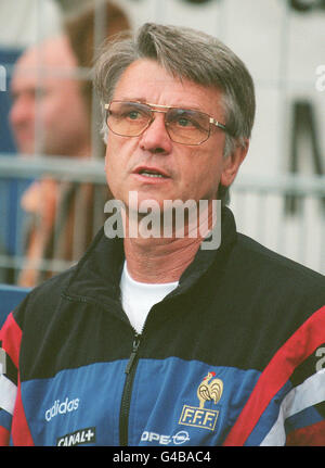 World Cup 1998 AFP Foto Frankreich Fußball-Trainer, Ziel Jacquet, sieht sein Team-Spiel gegen Italien, 03. Juni in Paris. AFP/Eric FEFERBERG L'entra Neur de l' Quipe de France, Ziel Jacquet, Regarde Sohn Quipe Jouer Contre Italie, le 03 Juin Paris. AFP/Eric FEFERBERG Stockfoto