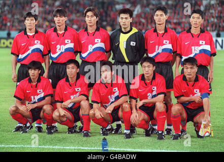 WM 1998 AFP-FOTO Südkorea (L-R stehend) Jung-Woon Ko, Myung-Bo Hong, Sang-Chul Yoo, Byung-Ji Kim, Yong-Soo Choi, Sang-Yoon Lee (L-R in der ersten Reihe) Jung-won Seo, Seok-Ju Ha, Tae-Young Kim, Ki-Hyung Lee, Young-Il Choi AFP/KIM Jae-Hwan Cor e du Sud (de G D Debout) Jung-Woon Ko, Myung-Bo Hong, Sang-Chul Yoo, Byung-Ji Kim, Yong-Soo Choi, Sang-Yoon Lee (de G D accroupis) Jung-won Seo, Seok-Ju Ha, Tae-Young Kim, Ki-Hyung Lee, Young-Il Choi AFP/KIM Jae-Hwan Stockfoto