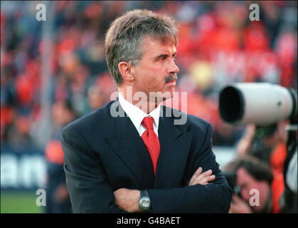 WM 1998 AFP-FOTO der niederländische Fußballtrainer Gus Hiddink steht vor dem WM-Spiel seiner Mannschaft gegen Belgien am 06. September in Rotterdam am Rande des Spiels. AFP/G rard CERLES L'entra neu de l' quipe des Pays-Bas, Gus Hiddink, est au Bord du Terrain avant le match de son quipe contre la Belgique, le 06 septembre Rotterdam. AFP/G RARD CERLES Stockfoto