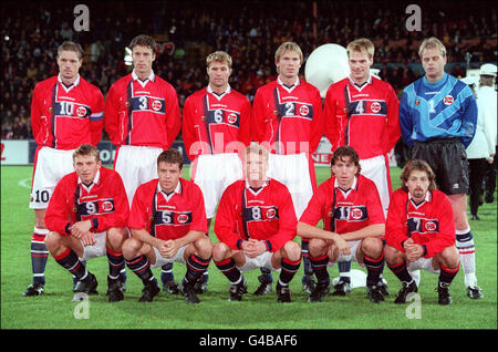 WM 1998 AFP-FOTO Norwegen (L-R stehend) Kjetil Rekdal, Ronny Johnsen, Bent Skammelsrud, Bjorn Tore Kvarme, Erik Hoftun, Thomas Gill (L-R, vordere Reihe) Tore Andr Flo, Stig Inge Bjornebye, Bjorn Viljugrein, Petter Rudi, Erik Mykland AFP/Gabriel BOUYS Norv ge (de G D debout) Kjetil Rekdal, Ronny Johnsen, Bent Skammelsrud, Bj rn Tore Kvarme, Erik Hoftun, Thomas Gill (de Flo, Andr d d, d d d d, d d) BJ rn Viljugrein, Petter Rudi, Erik Mykland AFP/Gabriel BOUYS Stockfoto