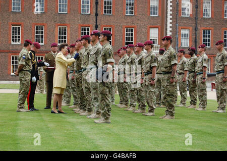 Prinzessin Royal überreicht Wahlkampfmedaillen an Soldaten von 216 (Parachute) Signal Squadron, als sie nach ihrer Rückkehr aus Afghanistan im Royal Hospital Chelsea in London vormarschierten. Stockfoto