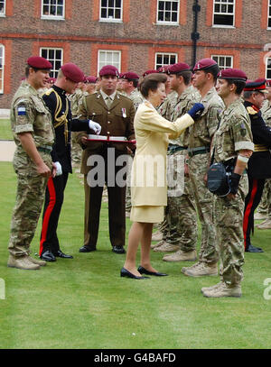 Prinzessin Royal überreicht Wahlkampfmedaillen an Soldaten von 216 (Parachute) Signal Squadron, als sie nach ihrer Rückkehr aus Afghanistan im Royal Hospital Chelsea in London vormarschierten. Stockfoto