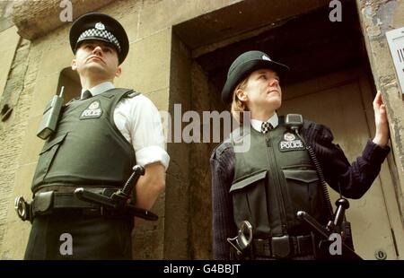 Die Polizei von Strathclyde versucht eine neue Art von Körperpanzerung, um sich vor niederen Stichen und Erschießungen zu schützen. PC Frank Lydon und PC Donna Sadler probierten sie im Polizeihauptquartier in Glasgow aus. Stockfoto