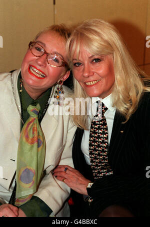 PA-NEWS Foto 28.04.98 Schauspielerin Su POLLARD und WENDY RICHARD AT 'TIE Träger OF THE YEAR AWARDS"im HYATT CARLTON HOTEL, LONDON Stockfoto