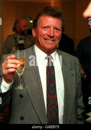 PA NEWS FOTO 28/4/98 SCHAUSPIELER JOHNNY BRIGGS BEI DEN "KRAWATTEN DES JAHRES AWARDS" IM HYATT CARLTON HOTEL, LONDON. * Bibliotheksdatei Bild vom 28/04/98 des Coronation Street Schauspielers Johnny Briggs, der Mike Baldwin in der lang laufenden TV-Seife spielt. Furious Coronation Street Stars sind in Diskussionen mit ihren Managern über Vorschläge, die ihre Löhne senken würde, wurde bekannt gegeben, 2001. Legenden wie Briggs und Bill Roache, der Ken Barlow spielt, werden mit Lohnkürzungen konfrontiert, um ihre Einnahmen mit anderen Stars der ITV-Seife in Einklang zu bringen. Sie und eine Reihe von anderen langjährigen Mitgliedern der Besetzung haben eine Stockfoto