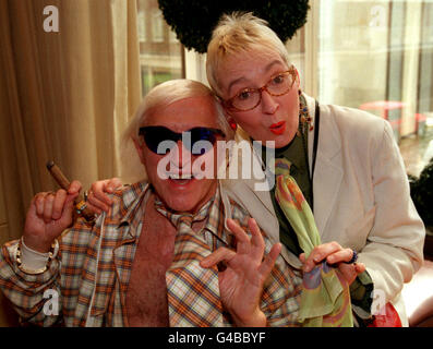 PA NEWS Foto 28.04.98 ehemaliger DJ und TV-Persönlichkeit JIMMY SAVILE und Schauspielerin Su POLLARD in der 'TIE Träger OF THE YEAR AWARDS"im HYATT CARLTON HOTEL, LONDON Stockfoto