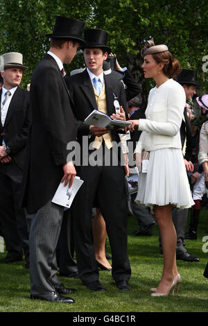 Der Herzog und die Herzogin von Cambridge unterhalten sich mit Jake Warren, dem Sohn des Rennmanagers der Königin John Warren, im Paradering vor dem Investec Derby Stockfoto