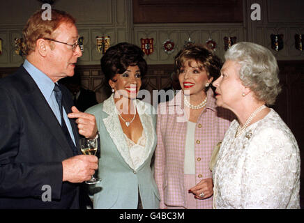 Von links nach rechts: Schauspieler Michael Caine; Sängerin Shirley Bassey und Schauspielerin, Joan Collins unterhalten sich mit der Queen während eines Empfangs für die britischen Künste im Windsor Castle heute (Mittwoch). WPA ROTA Foto von Fiona Hanson/PA Stockfoto