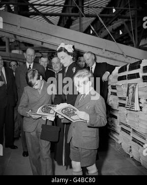 Die Herzogin von Gloucester, Prinz William, Left, und Prinz Richard prüfen abgeschlossene Programme in der Odhams Ltd. Druckerei, die das offizielle Souvenir-Programm der Krönung von Königin Elizabeth II. Druckte Stockfoto