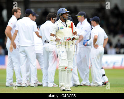 Englands Chris Tremlett feiert das Einnehmen des Wickens von Sri Lankas Thilan Samaraweera, das Matt Prior während des zweiten npower-Test-Spiels auf Lord's Cricket Ground, London, für 9 gefangen hat. Stockfoto