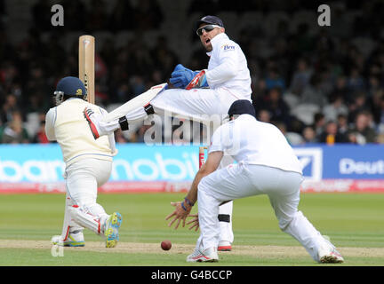 Englands Matt Prior reagiert, nachdem er es versäumt hatte, einen Abschied von Sri Lankas Rangana Herath während des zweiten npower-Test-Spiels auf dem Lord's Cricket Ground, London, zu verhindern. Stockfoto