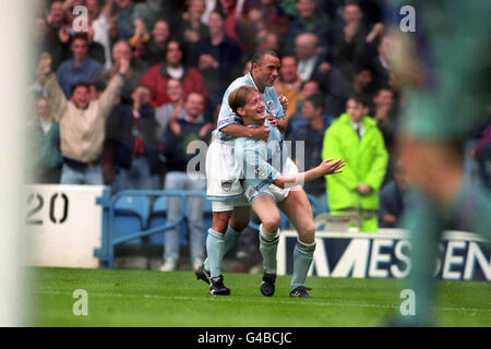 Fußball - FA Carling Premiership - Manchester City / Tottenham Hotspur - Maine Road. Terry Phelan (l) von Manchester City feiert mit seinem Teamkollegen Steve Lomas (r). Stockfoto