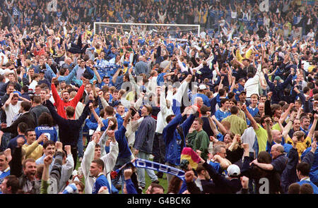 Tausende von begeisterten Everton-Fans drängen sich auf den Platz im Goodison Park, nachdem ihr Team nach einem Unentschieden von 1-1 mit Coventry City ihren Platz in der Premiership behalten konnte. Stockfoto