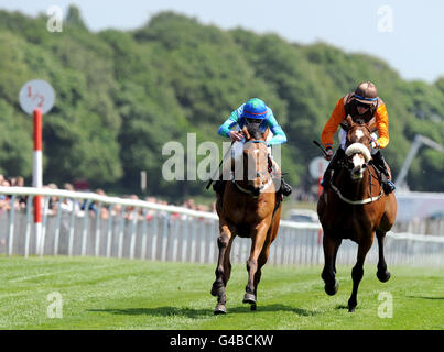 Pferderennen - British Red Cross Raceday - Haydock Park Racecourse. Jockey Andrew Heffernan (links) auf Mcbirney neben Jockey James P Sullivan auf Amazing Blue Sky im Sporttech Racing Handicap Stockfoto