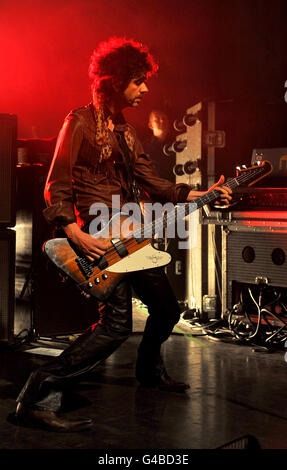 Frankie Poullain of the Darkness tritt auf der Bühne des O2 Shepherd's Bush Empire im Westen Londons auf, dem ersten Auftritt der Band nach der Wiedervereinigung in London. Stockfoto